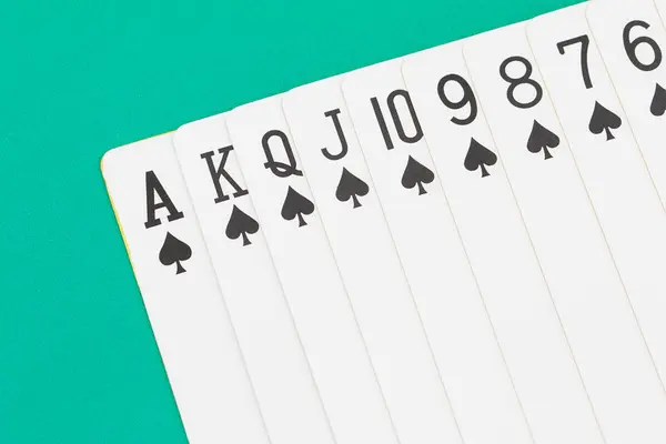 Картки на зеленому столі казино — стокове фото