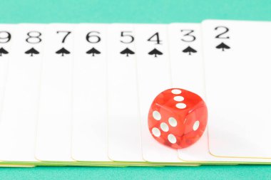 Dices ve yeşil casino masa kartları