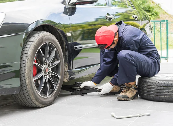 Mechanik, zastępując orzechy lug, zmiana opon na pojazd — Zdjęcie stockowe