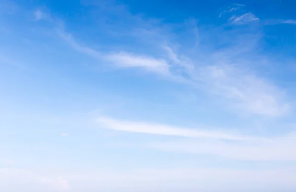 Nuage duveteux blanc dans le ciel bleu — Photo