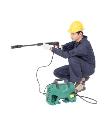 Oturma ve yüksek basınçlı su silah tutan genç adam