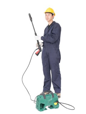 Stand ve yüksek basınçlı su silah tutan genç adam