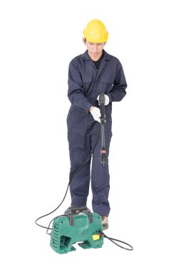 Stand ve yüksek basınçlı su silah tutan genç adam