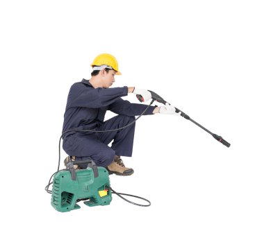 Oturma ve yüksek basınçlı su silah tutan genç adam