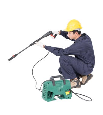 Oturma ve yüksek basınçlı su silah tutan genç adam