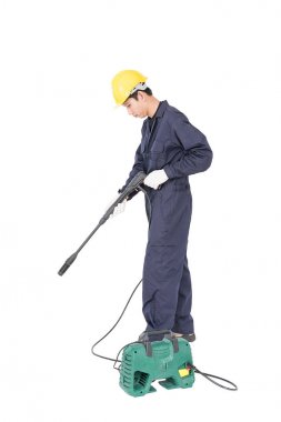 Stand ve yüksek basınçlı su silah tutan genç adam