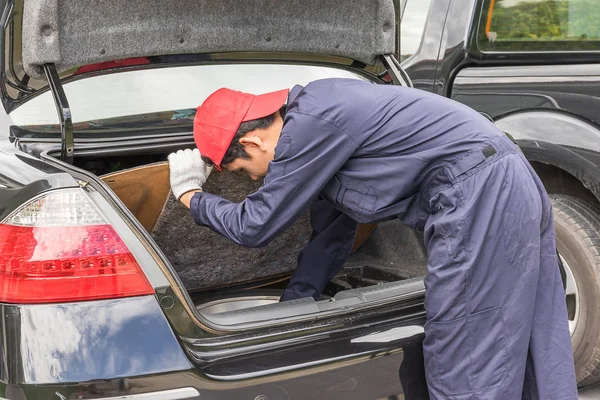 Sostituzione meccanica del pneumatico di scorta sul retro dell'auto — Foto Stock