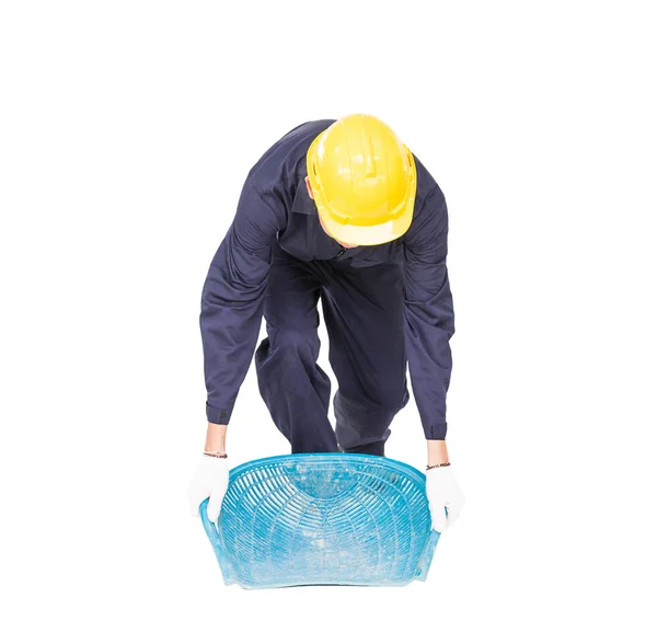 Junge Arbeiter halten hod- oder muschelförmigen Korb — Stockfoto