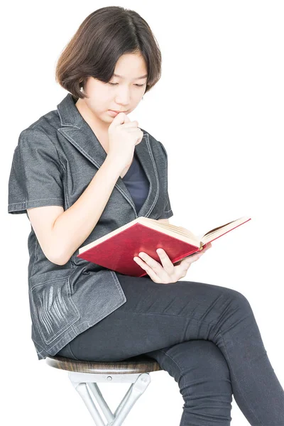 Frau liest Buch auf Stuhl sitzend — Stockfoto