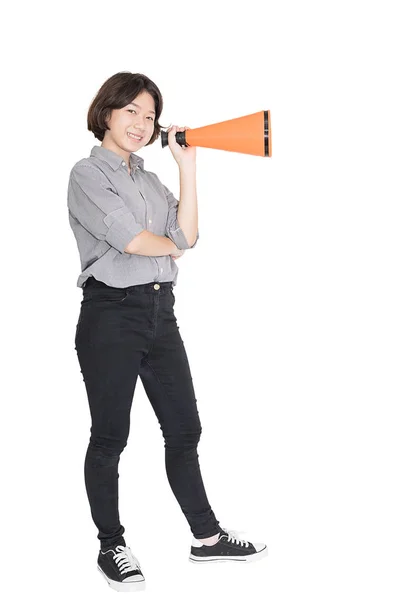 Mujer joven gritando para anunciar a través de un megáfono — Foto de Stock