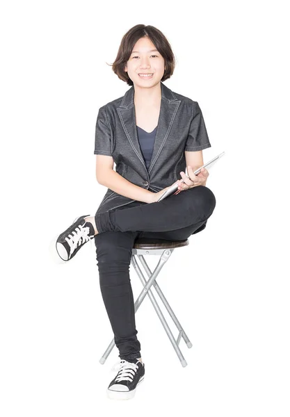 Fiatal nő ül a székre felett fehér — Stock Fotó