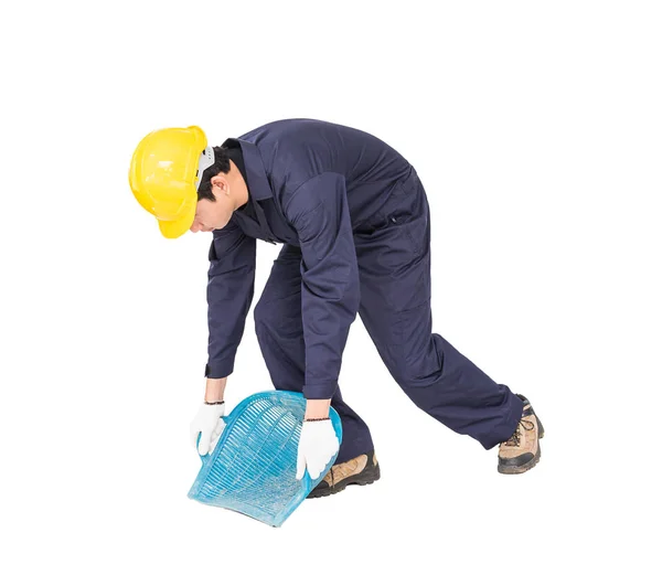 Молодой рабочий держит Хода или корзину в форме моллюсков — стоковое фото