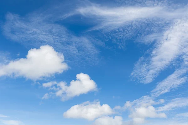 Weiße, flauschige Wolken am blauen Himmel — Stockfoto