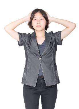 Genç kadın gömlek kısa saçla kapatın