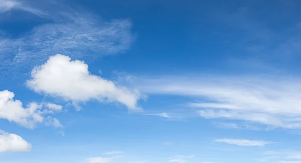 Weiß-flauschige Wolken am blauen Himmel — Stockfoto