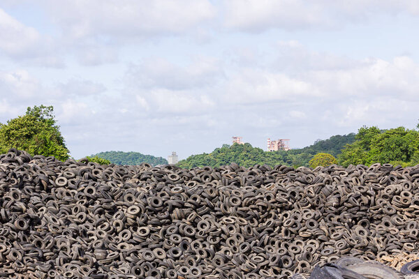 куча старых покрышек
