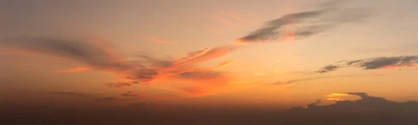 Panoramisch orenge pluizige wolken in de hemel — Stockfoto