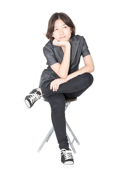 Молодые женщины сидят на стуле над белым — стоковое фото