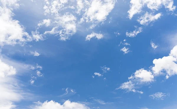 Vitt fluffigt moln i den blå himlen — Stockfoto