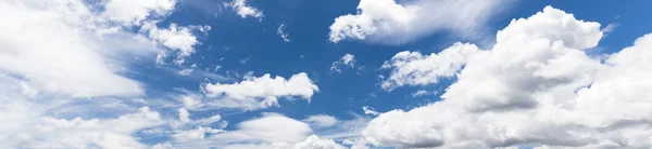 Panoramische weiße flauschige Wolke am blauen Himmel — Stockfoto