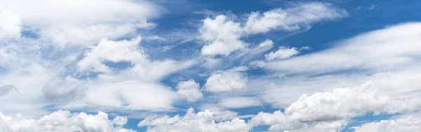 Nube esponjosa blanca panorámica en el cielo azul — Foto de Stock