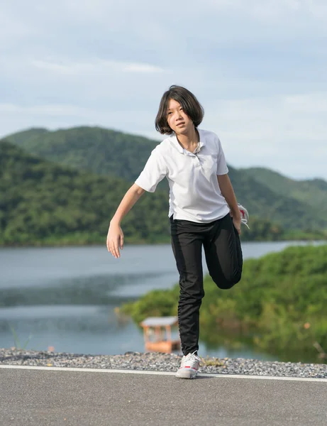 Woman short hair doing exercising outdoor — Stock Photo, Image