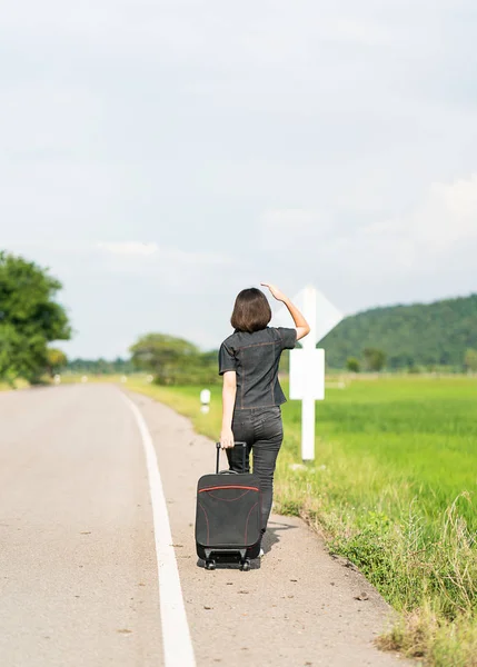 Bir yolda otostop Bagaj kadınla