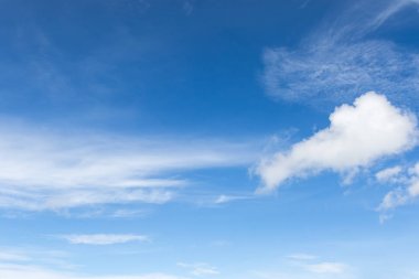 Mavi gökyüzünde beyaz kabarık bulutlar