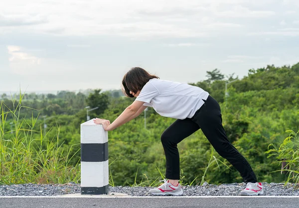 Frau bereitet sich auf Joggen im Freien vor — Stockfoto
