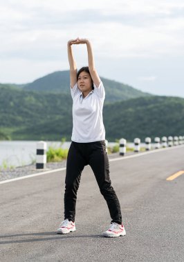 Kadın kısa saç açık egzersiz yapıyor