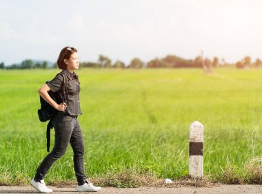 Kadınla bir yolda otostop sırt çantası