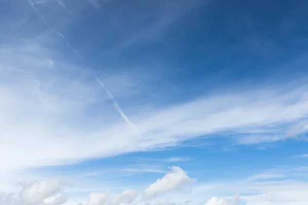Vita fluffiga moln i den blå himlen — Stockfoto