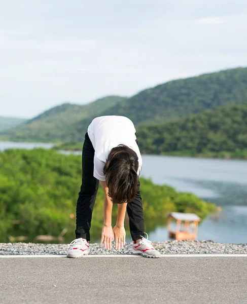 Frau beim Sport und Aufwärmen im Freien — Stockfoto