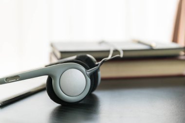 Kitap ve cep telefonu kulaklık 