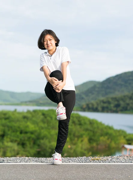 Mujer haciendo ejercicio y calentando al aire libre —  Fotos de Stock