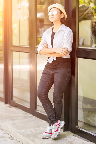 Frauen mit Hut stehen vor einem Glasgebäude — Stockfoto