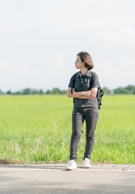 Kadınla bir yolda otostop sırt çantası