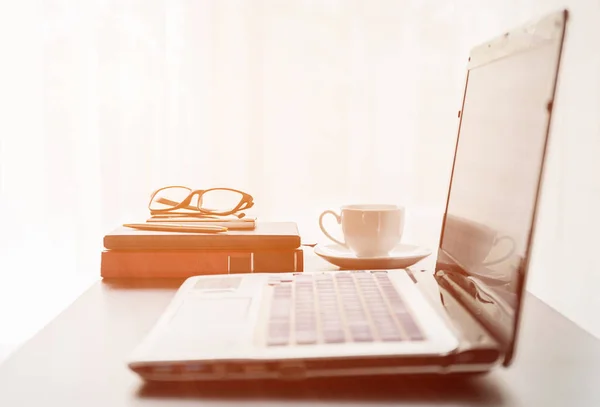 Laptop auf Desktop mit Kaffeetasse platziert — Stockfoto