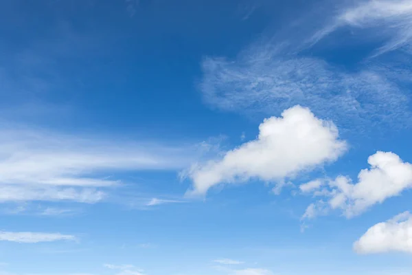 Weiße, flauschige Wolken am blauen Himmel — Stockfoto