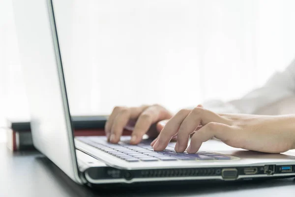 Mani della donna digitando sulla tastiera del computer portatile — Foto Stock