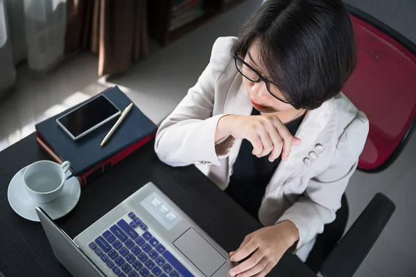 Junge Frau in schicker Freizeitkleidung arbeitet am Laptop — Stockfoto