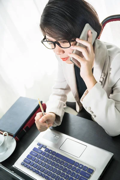 Junge Frau in schicker Freizeitkleidung arbeitet am Laptop — Stockfoto