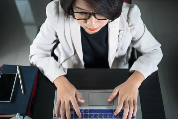 Junge Frau arbeitet am Laptop — Stockfoto