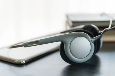 Kitap ve cep telefonu kulaklık