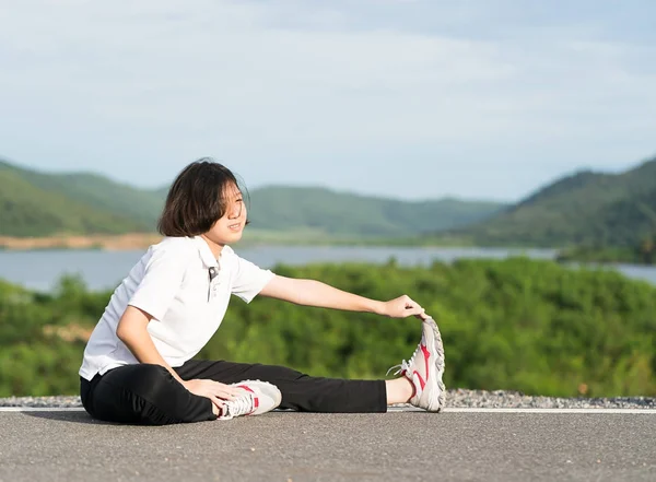 Woman preparing for jogging outdoor — Stock Photo, Image