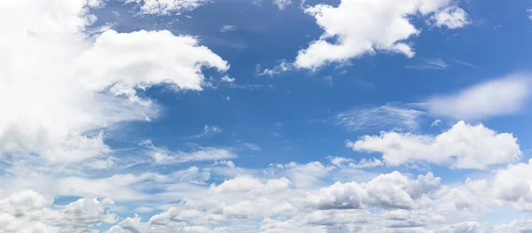 Panoramautsikt över vita fluffiga moln i den blå himlen — Stockfoto