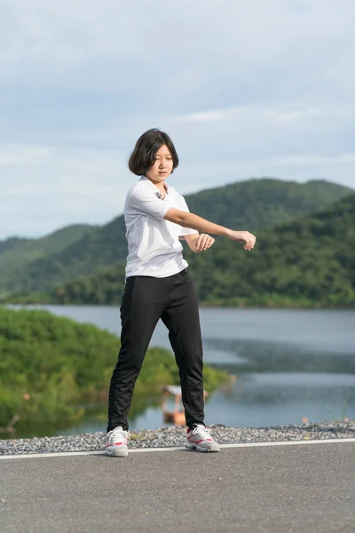 Mujer pelo corto haciendo ejercicio al aire libre —  Fotos de Stock