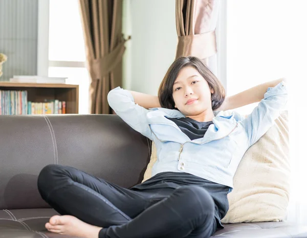 Mujer pelo corto relajación en la sala de estar —  Fotos de Stock