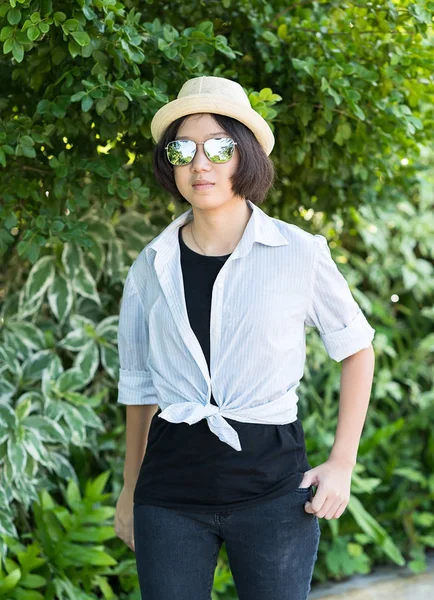 Women with short hair wearing hat in park — Stock Photo, Image