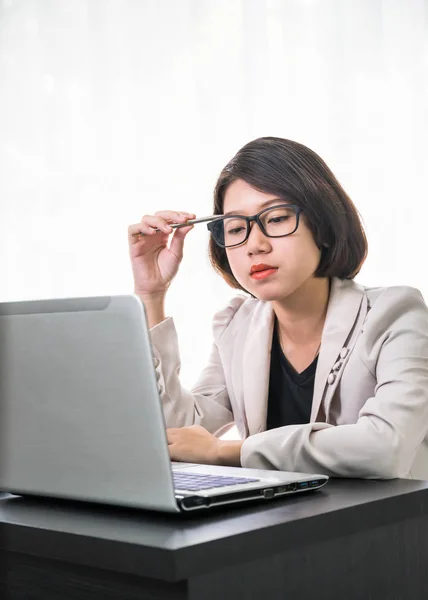 Junge Frau in schicker Freizeitkleidung arbeitet am Laptop — Stockfoto